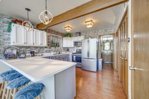 Deck and Scenic Views Munds Park Cabin!