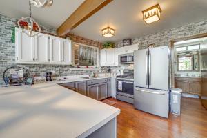 Deck and Scenic Views Munds Park Cabin!