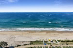 Wonderful 2-Bed with Pool, Gym & Scenic Views