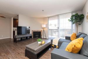 Hollywood 2Bed Apt w Rooftop pool & Panoramic View