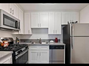 Hollywood 2Bed Apt w Rooftop pool & Panoramic View