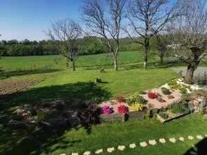 Gîte dans ancien corps de ferme à 5mn de Pompadour - 于泽什