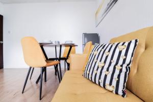 Comfortable 5-Bedroom House with Driveway Parking