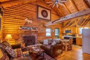 Family-Focused & Pet-Friendly Log Cabin with 4BR 2BA Sleeps 10 - فرانكونيا