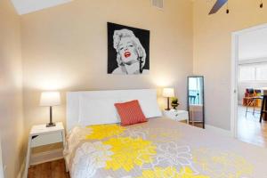 Palms Luxe- 1 BLOCK FROM BEACH ON CENTER ST