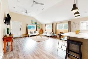 Palms Luxe- 1 BLOCK FROM BEACH ON CENTER ST