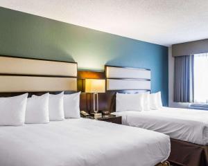 Queen Room with Two Queen Beds - Smoking room in Quality Inn Streetsboro