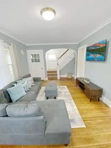 Lux 3BR, Steps from Airport, U of R & Grocery Stores - Henrietta