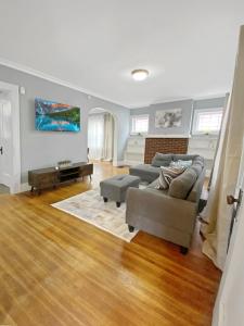 Lux 3BR, Steps from Airport, U of R & Grocery Stores