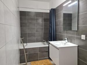 Maisons de vacances Maison calme avec jardin et terrasse, proche Chateauroux, 3 chambres, 3 salles de bain, parking inclus - FR-1-591-359 : photos des chambres