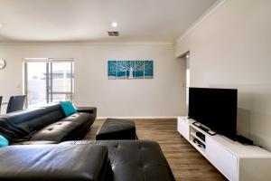 Belmont Beauty - Relaxing Poolside Stay for Families