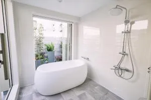 「まちのオアシス」STAY UWU 005 空を眺める半露天風呂 - Sagamichō