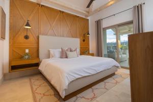 Pueblo Vinícola Parvada by Lumina