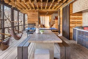 Longhaus: Modern Minimalist Luxury Home: Firepit, outdoor kitchen, pets