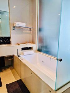 Luxury 1BR 300m BTS PhromPhong, Empo, EmQ, EmSphere, Rooftop Pool, Gym, Fast 500mbps wifi