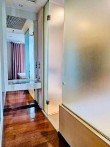 Luxury 1BR 300m BTS PhromPhong, Empo, EmQ, EmSphere, Rooftop Pool, Gym, Fast 500mbps wifi