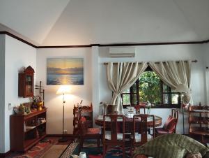 BANGPOR PARADAISE-PRIVATE FRONTBEACH VILLA , 3 bedroom on the bang por beach Maenam ,ko Samui