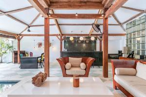 Villa Gambar - Comfortable Modern Mix 3BR Villa with Large Private Pool, 10 Minutes to the Beach