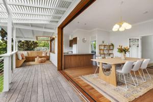 Fuller Holidays - Daisys Beach House - Burns St Byron Town