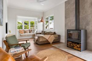 Fuller Holidays - Daisys Beach House - Burns St Byron Town