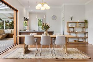 Fuller Holidays - Daisys Beach House - Burns St Byron Town