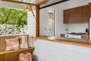 Fuller Holidays - Daisys Beach House - Burns St Byron Town