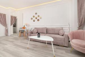 Elegant Apartment in the Centre of Łódź by Renters