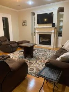 Luxury, modern, homely 4 bedroom house, close to city center, hospitals and shopping centers - DeRidder