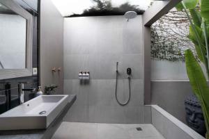 Suite Lớn Hướng Bể Bơi (Executive Pool View Suite)