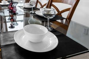 Bluelakeview Luxury Villa with Private Pool & Spa plus Lake Views, BBQ, Games Room