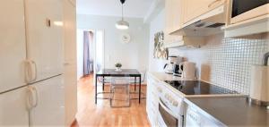 Kotimaailma Apartments - tilava saunallinen & parvekkeellinen kaksio - Verstaankatu