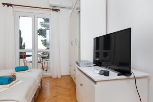 Apartments with parking space Pisak, Omis - 5975