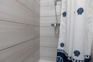 Apartments with parking space Pisak, Omis - 5975