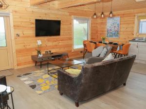 Height End Farm Log Cabin