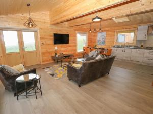 Height End Farm Log Cabin