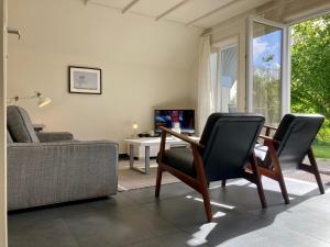 Heide 6pers Waterfront house at a typical dutch canal, by the Lauwersmeer