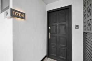 Downtown Apartment with Balcony City View, Gym & Lounge