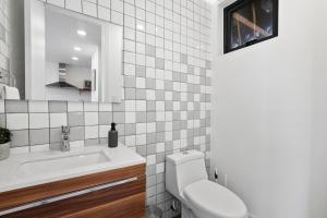 Downtown Apartment with Balcony City View, Gym & Lounge