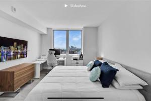 Apartment 3B3B Stunning view of the intercostal