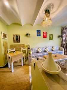 Charming Getaway in Casablanca Maroc, Cozy Home with Thoughtful Amenities - Hébergements non classés à Casablanca