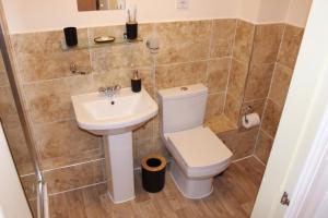 RestWorkPlayShortStays apartment, free parking and wifi, perfect for contractors, near to i54 park and city centre