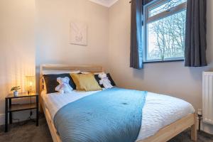 Stylish 3 Bed House-Free Parking - by Holiday Homes