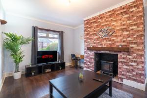 Stylish 3 Bed House-Free Parking - by Holiday Homes