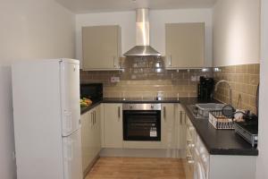 RestWorkPlayShortStays apartment, free parking and wifi, perfect for contractors, near to i54 park and city centre