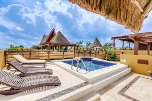 PH Condo Steps to Beach & 5th Ave PVT Roof Pool