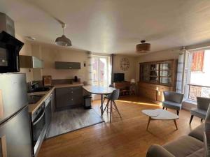 Appartements APPARTEMENT CENTRE MEDIEVAL SPACIEUX AVEC ASCENSEUR, La suite cosy de la boetie : photos des chambres