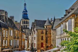 Appartements APPARTEMENT CENTRE MEDIEVAL SPACIEUX AVEC ASCENSEUR, La suite cosy de la boetie : photos des chambres