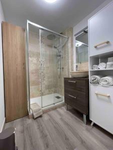 Appartements APPARTEMENT CENTRE MEDIEVAL SPACIEUX AVEC ASCENSEUR, La suite cosy de la boetie : photos des chambres