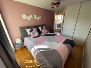 Appartements APPARTEMENT CENTRE MEDIEVAL SPACIEUX AVEC ASCENSEUR, La suite cosy de la boetie : photos des chambres