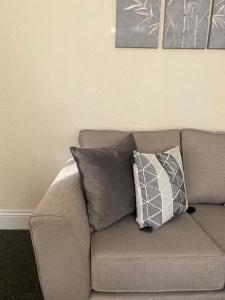 Chepstow House (5 BR with FREE on-steet parking)